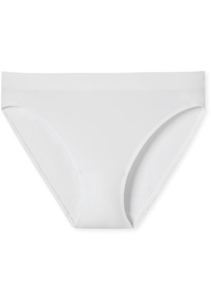 Białe bawełniane majtki o gładkiej fakturze, niskim kroju, szerokiej elastycznej gumce w pasie i pełnym pokryciu. Brak widocznych wzorów lub akcentów.