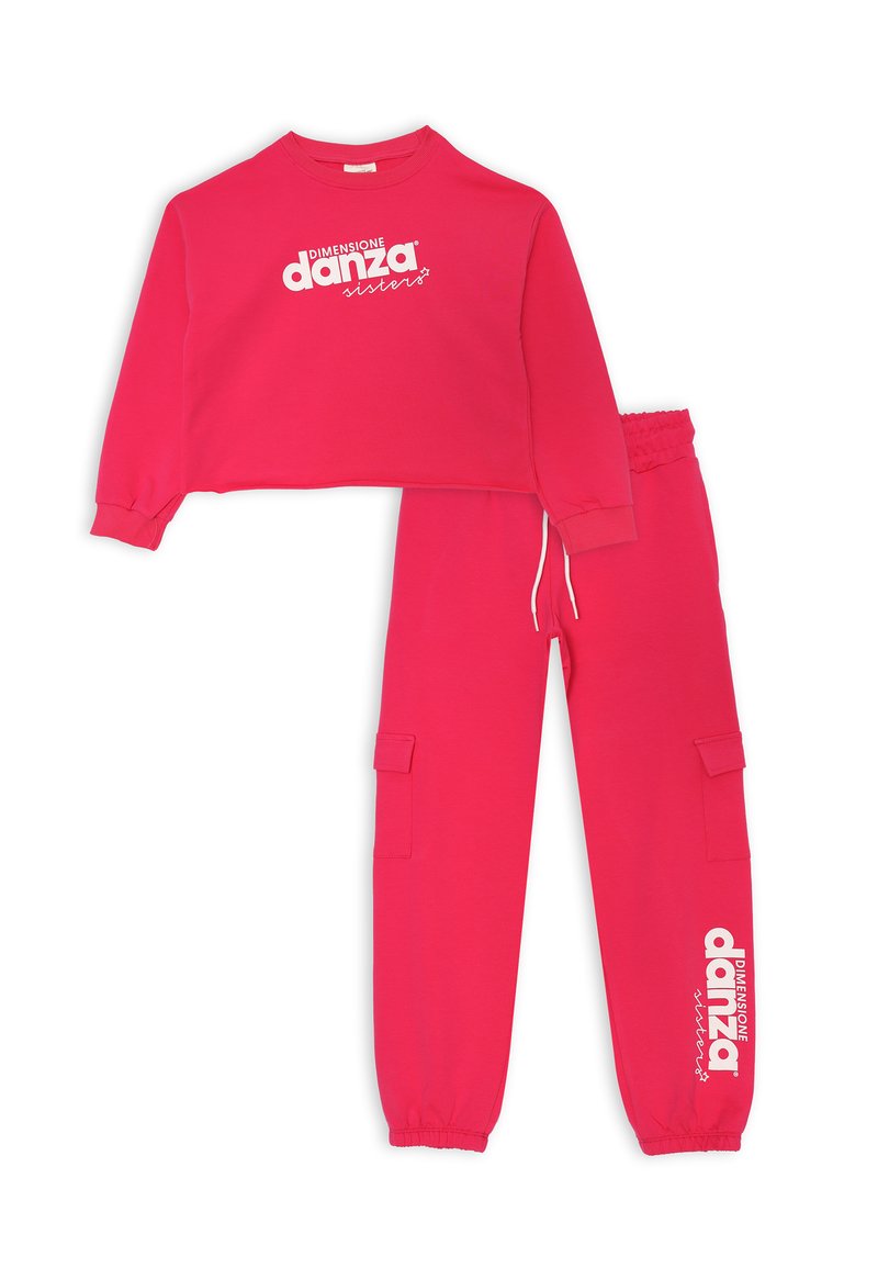 Felpa corta rosa con logo "DIMENSIONE DANZA" e pantaloni abbinati con tasche e polsini elasticizzati. Materiale misto cotone.