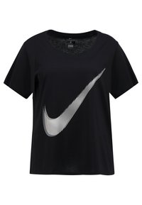 Mustat lyhythihaiset t-paidat pehmeästä kankaasta, joissa on suuri, valkoinen, raidallinen Nike-logo edessä. Pyöreä pääntie ja rento istuvuus.