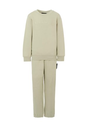Beige sweatshirt met lange mouwen en bijpassende broek met elastische manchetten, met de tekst "John Richmond" in reliëf op de voorkant van de sweatshirt.