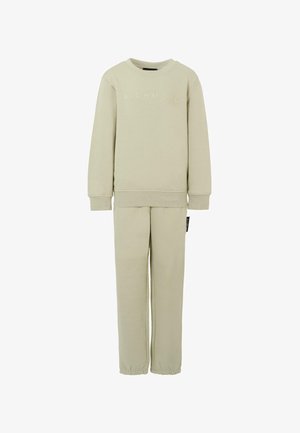 Felpa beige a maniche lunghe e pantaloni abbinati con polsini elastici, con il testo "John Richmond" impresso sul davanti della felpa.