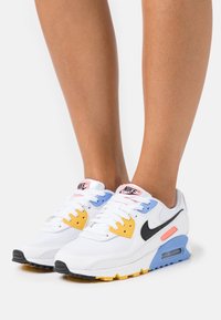 Nike Sportswear W AIR MAX 90 - Sapatilhas - white/black/pure platinum/solar flare/atomic pink/royal pulse