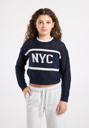 Pull en maille bleu marine avec un tissage ouvert, logo "NYC" blanc et bande sur la poitrine, col rond et poignets côtelés.