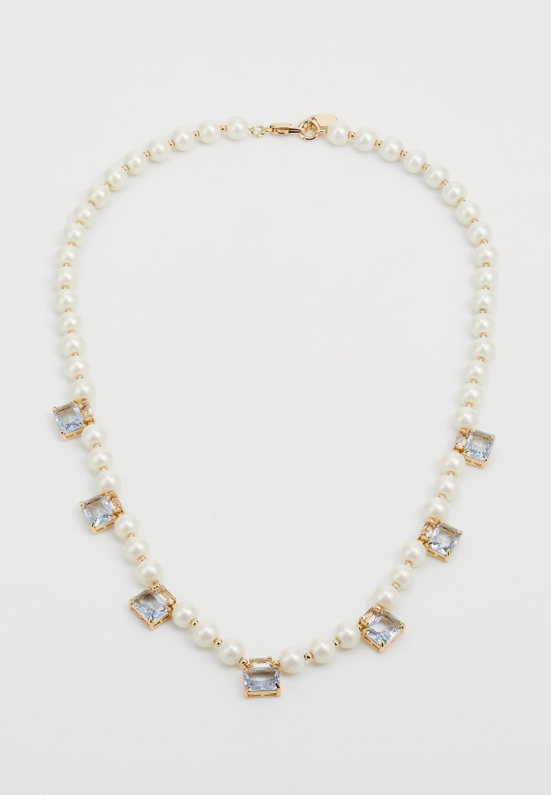 Χρυσά και μαργαριταρένια κολιέ με στρογγυλά μαργαρίτα και ορθογώνιες ανοιχτό μπλε πέτρες, τοποθετημένες ομοιόμορφα με χρυσές λεπτομέρειες.