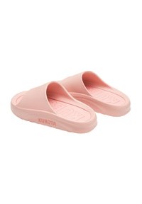Różowe gumowe klapki z gładką teksturą. Posiadają szeroki pasek oraz wytłoczoną nazwę marki "KUBOTA" na boku podeszwy.