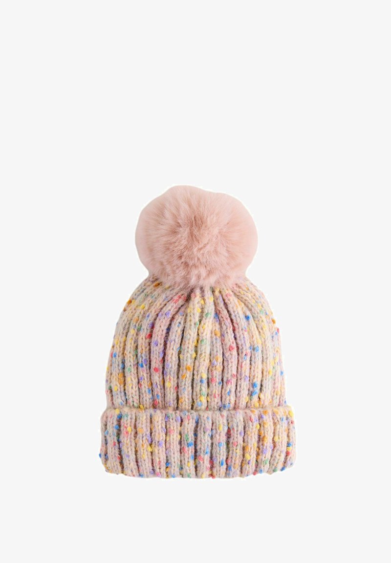 Bonnet d'hiver beige tricoté avec des taches multicolores et un gros pompon rose doux sur le dessus, isolé sur fond blanc.