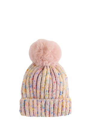 Bunt gestrickte Mütze mit einem pinken Kunstpelz-Pompom oben. Strukturiertes Rippmuster und umgekrempelter Bund. Weiches Garn mit bunten Sprenkeln.