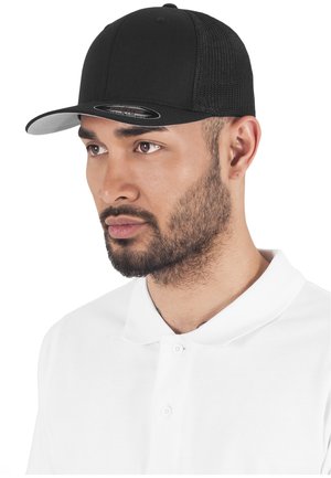 Černá baseballová čepice se strukturovaným designem, síťovými stranami a šedým kšiltem. Stylizováno s bílým polo tričkem.