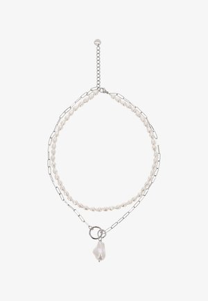 Colier cu dublu strat, cu mici perle albe pe un lanț și verigi dreptunghiulare argintii pe celălalt, având un pandantiv mare cu perlă neregulată.