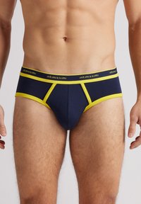 Marineblaue Herrenunterhosen mit gelbem Bund und Details, die ein unterstützendes Design und eine glatte Stofftextur bieten.