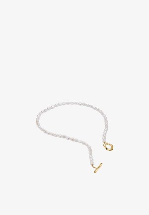 Strang unregelmäßiger weißer Perlen mit einem goldenen Knebelverschluss und einer goldenen, unregelmäßig geformten Schlaufe vor weißem Hintergrund.