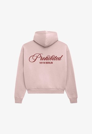 Rosa Kapuzenpullover mit einem großen burgunderfarbenen Schriftzug "Prohibited" und "10119 BERLIN" auf dem Rücken. Das Material wirkt weich mit einer strukturierten Oberfläche.