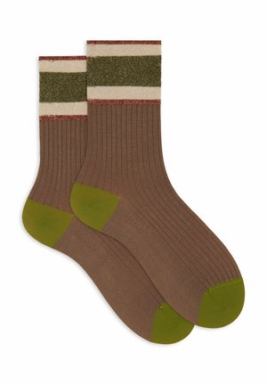 Calze a coste marroni con tallone e punta verdi, caratterizzate da un polsino a righe crema e verde scuro, rifinite con cuciture rosse.