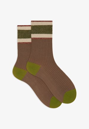 Calze a coste marroni con tallone e punta verdi, caratterizzate da un polsino a righe crema e verde scuro, rifinite con cuciture rosse.