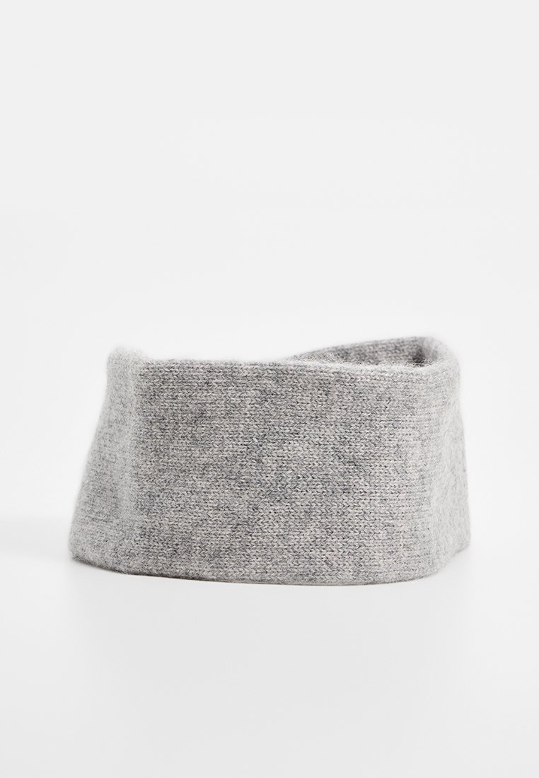 Gestricktes graues Stirnband aus weichem Material, mit einem gefalteten, strukturierten Design, glatter Oberfläche und sichtbaren Nähdetails.