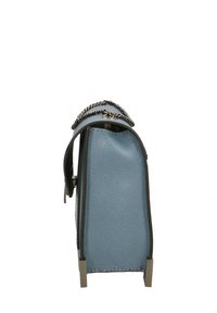 Borsa a mano compatta e strutturata in pelle testurizzata di colore azzurro chiaro, con un accento in catena argentata sul manico superiore e dettagli in metallo.