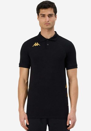 Polo nero in cotone con maniche corte, colletto a tre bottoni e accenti dorati del logo sul petto e sull'orlo.