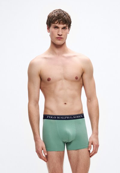 Zöld pamut boxeralsó tengerészkék elasztikus derékpánttal, amelyen a "POLO RALPH LAUREN" felirat olvasható. Puha textúra, testhezálló kialakítás.
