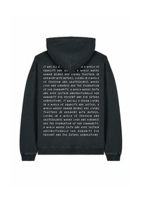 Felpa nera con cappuccio, caratterizzata da un grande testo bianco centrato. Presenta un cappuccio con cordino e polsini a coste. Il materiale sembra morbido e accogliente.