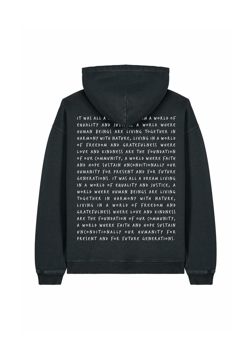 Felpa nera con cappuccio, caratterizzata da un grande testo bianco centrato. Presenta un cappuccio con cordino e polsini a coste. Il materiale sembra morbido e accogliente.