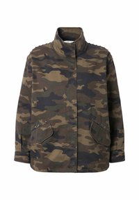 Giacca camouflage in tessuto verde scuro e marrone. Presenta un colletto alto, due tasche frontali e borchie lungo le spalle. Design a vestibilità ampia.
