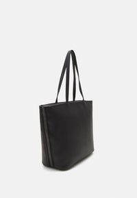 Schwarze Tragetasche aus glattem Material mit doppelten Griffen, rechteckiger Form und seitlicher Nahtakzentuierung mit Stichdetails.