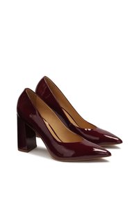 Burgundy lakkakankaiset korkokengät teräväkärkisellä designilla ja lohkarekorkolla. Sileä pinta ja tyylikäs muotoilu. Ei näkyvää metalliosaa tai koristeita.