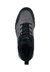Scarpa da trekking grigia con materiali in pelle e tessuto, collarino imbottito, design con lacci, accenti neri e suola testurizzata per una buona aderenza.