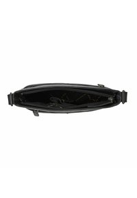 Borsa in pelle nera con scomparto principale con zip, caratterizzata da una superficie liscia e un motivo a logo dorato all'interno. Design slim e rettangolare.