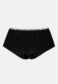 Juodų juostuotų bokserių šortai su balta juosta, kurioje juodu tekstu parašyta "Juicy Couture". Lygus paviršius, kasdieniškas dizainas.