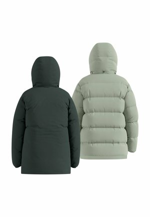 Zwei gesteppte Daunenjacken Rücken an Rücken präsentiert. Die eine ist dunkelgrün mit einer glatten Oberfläche. Die andere ist hellgrün, gesteppt mit einer wattierten Textur.