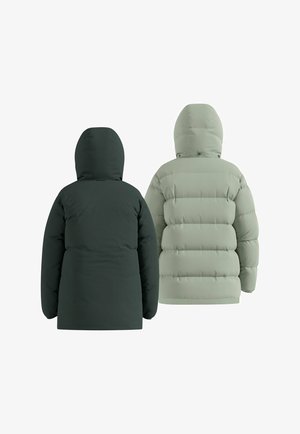 Zwei gesteppte Daunenjacken Rücken an Rücken präsentiert. Die eine ist dunkelgrün mit einer glatten Oberfläche. Die andere ist hellgrün, gesteppt mit einer wattierten Textur.