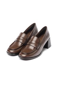 Mocasines de cuero marrón con un bajo tacón de bloque, que cuentan con una banda cosida a lo largo del empeine y un acabado suave y brillante.