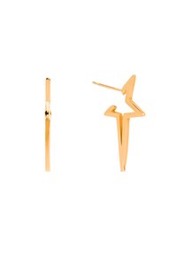 Pendientes en forma de estrella de metal dorado con un diseño abierto y elegante. Presentan una punta afilada y una superficie lisa y pulida.