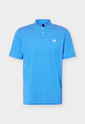 Camiseta polo azul de manga corta con sutiles rayas horizontales, dos botones blancos y un pequeño logo blanco de Adidas en el pecho izquierdo.