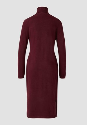 Langes, burgundes Kleid aus weichem, strukturiertem Stoff. Es hat einen hohen Kragen, volle Ärmel und seitliche Schlitze nah dem Saum.