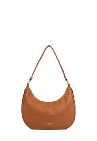 Sac à main en cuir marron avec une forme incurvée, une bandoulière unique et des accents en matériel doré. Présente une texture lisse et un logo discret.