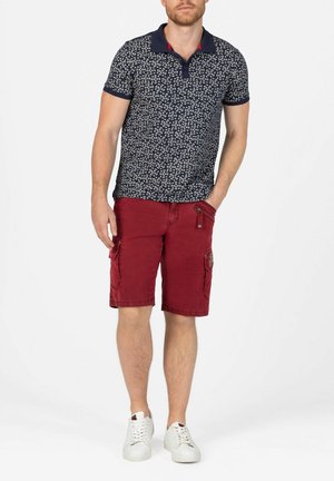 MIT GÜRTEL  - Shorts - rot