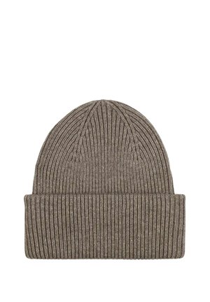 Gorro de punto acanalado marrón con puño doblado, diseñado para proporcionar calor y un uso informal.