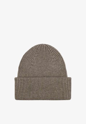 Gorro de punto acanalado marrón con puño doblado, diseñado para proporcionar calor y un uso informal.