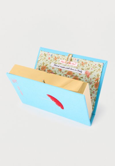 Φάκελος από γαλάζιο ύφασμα με κόκκινη κεντητική, χρυσό κούμπωμα και εσωτερική επένδυση με λουλούδια, ετικέτα «Χειροποίητο με αγάπη στην Ιταλία.»