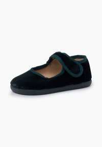 Scarpa in velluto nero con punta arrotondata, bordature verdi e una cinghia in velcro sopra il piede. Suola in gomma piatta per il massimo comfort.