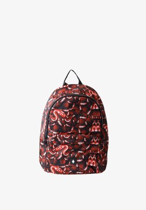 Zaino con motivo a serpente rosso e nero, dotato di una tasca frontale con cerniera e di un manico nero per il trasporto nella parte superiore.