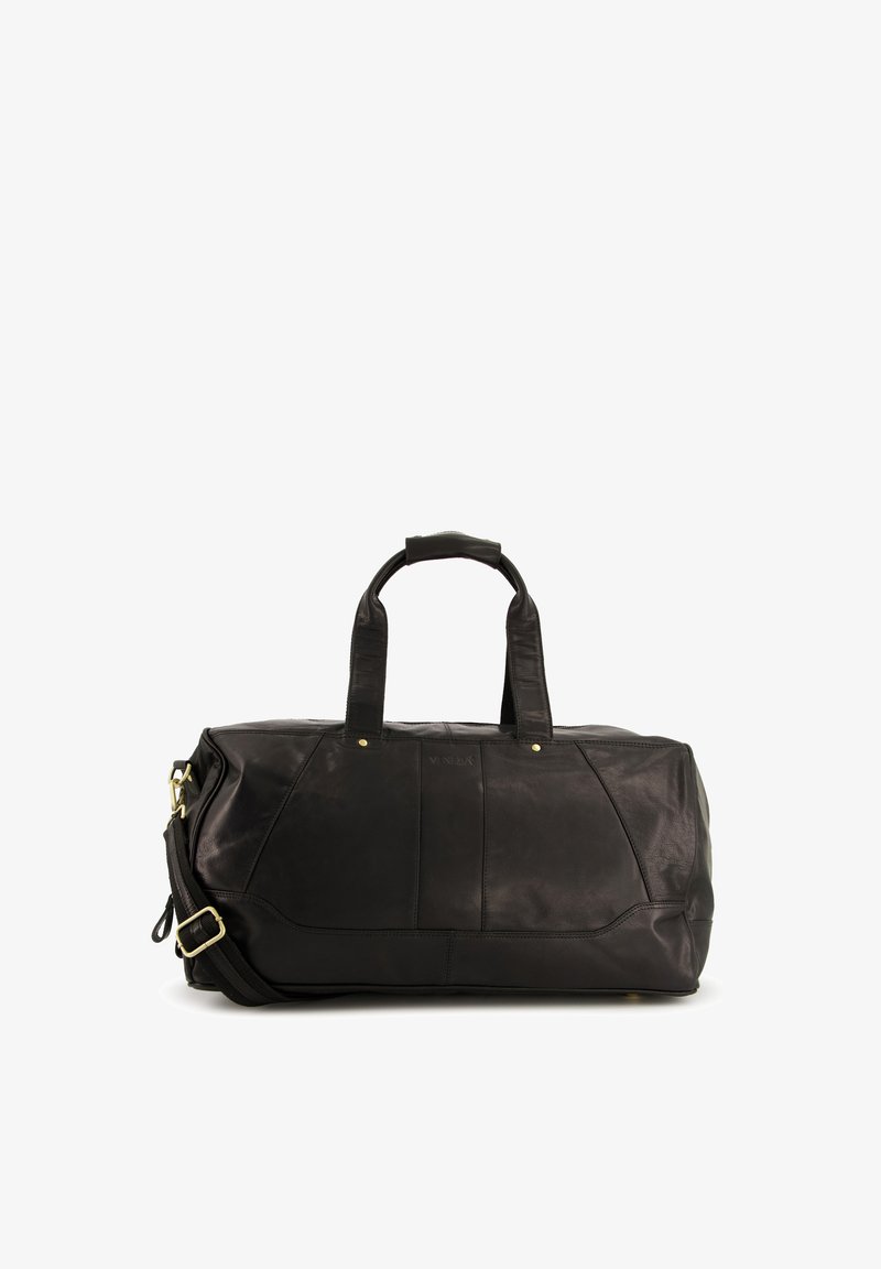 Černá kožená cestovní taška s dvěma odolnými držadly, odnímatelným ramenním popruhem, zlatými doplňky a hladkým povrchem. Obsahuje geometrické panely.