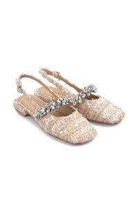 Scarpe slingback in tweed rosa con paillettes, design con punta quadrata e dettaglio di cinturino con perline. Tacco piatto, tessuto texture e retro aperto.