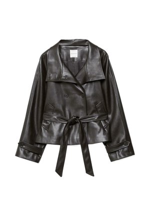 Črna jakna iz umetnega usnja, kratka, z širokim ovratnikom, dvojno zapenjanimi gumbi, pasom in zapenjanimi manšetami.