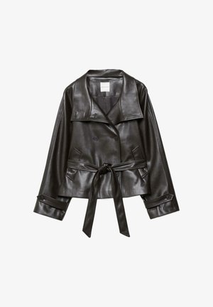 Veste courte en cuir synthétique noir avec col large, boutons croisés, ceinture à la taille et poignets boutonnés.