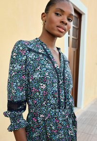 Love & Roses V NECK PRINTED  REGULAR FIT - Denné šaty - navy blue ditsy