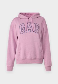 Różowa bluza z kapturem z kieszenią z przodu, z dużym logo "GAP" w granatowym kolorze. Wykonana z miękkiego materiału, ma sznurek w kapturze oraz ściągacze przy mankietach.