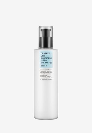 Flacon transparent avec un bouchon pompe noir. Corps blanc avec un étiquetage en bleu et noir indiquant "Lotion ultra-hydratante sans huile avec sève de bouleau."